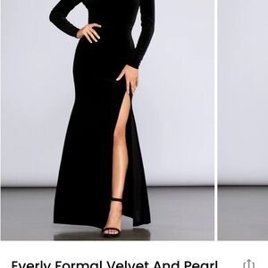 Everly Black Velvet Long Sleeve Dress